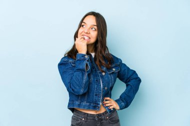 Genç, Latin kökenli, izole edilmiş bir kadın. Rahatlamış, fotokopi odasına bakan bir şey düşünüyor..