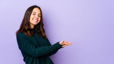 Genç, melez, İspanyol bir kadın avucunun içinde bir kopya alanı tutuyor..