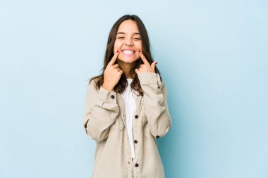 Genç melez İspanyol kadın iki seçenek arasında kuşkuya düşmüş..