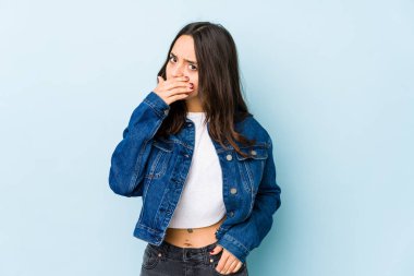 Genç, melez, İspanyol bir kadın. Ağzı kapalı, elleri endişeli görünüyor..