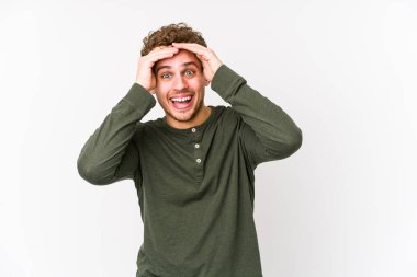 Sarışın, kıvırcık saçlı, beyaz tenli bir adam yalnız kahkahalar atıyor. Mutluluk kavramı.