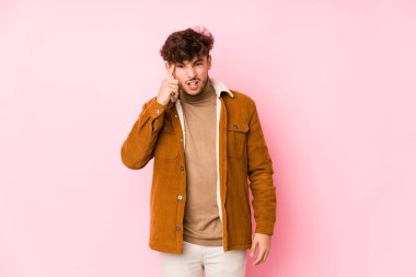 Yalnız poz veren genç bir Arap. 