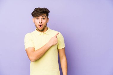 Mor bir arka planda izole edilmiş genç bir Arap adam...