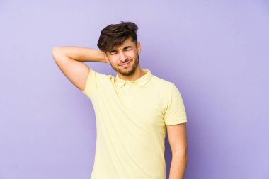 Mor arka planda izole edilmiş genç bir Arap erkek sabit yaşam tarzından dolayı boyun ağrısı çekiyor..
