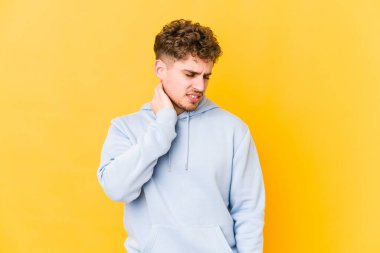  Stres yüzünden boynu ağrıyor, masaj yapıyor ve elle dokunuyor..