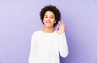 Afro-Amerikalı küçük çocuk neşeli ve kendinden emin bir şekilde izole edildi..