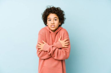 Afrika kökenli Amerikalı küçük bir çocuk, düşük sıcaklıktan ya da hastalıktan dolayı soğuktan izole edilmiş..