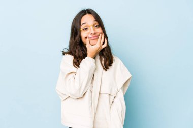 Genç melez İspanyol kadın iki seçenek arasında kuşkuya düşmüş..