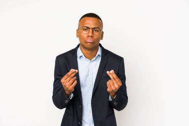 Genç bir iş adamı beyaz arka planda izole edilmiş, parasız olduğunu gösteriyor..