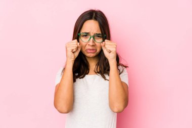 Genç, melez, Latin bir kadın yalnız başına sızlanıyor ve ağlıyor..