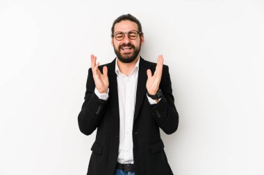 Kafkasyalı genç bir iş adamı beyaz bir arka planda izole edilmiş neşeli bir şekilde gülüyor. Mutluluk kavramı.