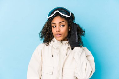 Genç Afro-Amerikan kayakçı kadın bir dedikoduyu dinlemeye çalışıyor..