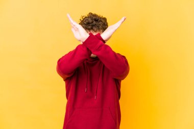  İki kolu çapraz tutmak, inkar kavramı.