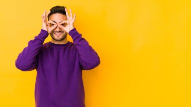 Sarı fırında izole edilmiş genç beyaz adam gözlerinde sorun olmadığını gösteriyor.