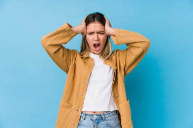 Kafkasyalı genç bir kadın, kulaklarını elleriyle kapatıyor ve yüksek sesli sesler duymamaya çalışıyor..