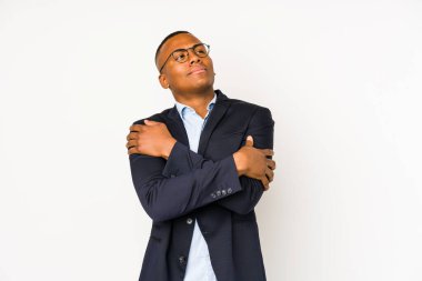 Genç iş adamı, beyaz arka planda izole edilmiş, gülümseyen, kaygısız ve mutlu..