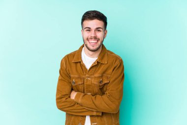 Gülen ve having fun genç yakışıklı adam.