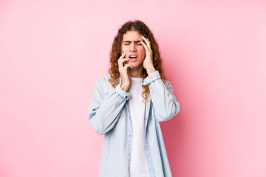 Uzun saçlı adam yalnız mızmızlanıyor ve ağlıyordu..