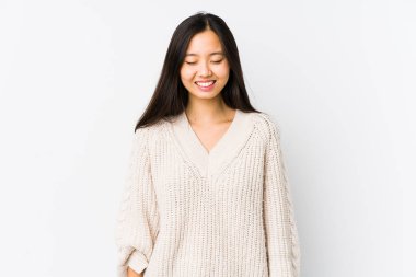 Genç Çinli kadın kahkahaları izole eder ve gözlerini kapatır, rahat ve mutlu hisseder..