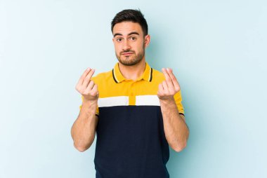 Kafkasyalı genç adam mavi arka planda izole edilmiş..