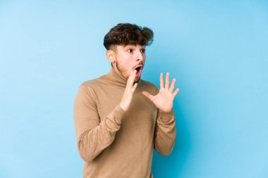 Genç Arap adam yüksek sesle bağırıyor, gözleri açık ve elleri gergin tutuyor..