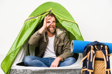 Sunbae, beyaz arka planda izole edilmiş bir çadırda heyecanlı..