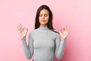 Genç ve tatlı bayan yoğun bir günün ardından rahatlıyor, yoga yapıyor..