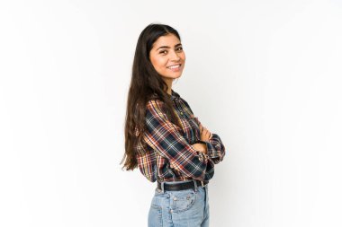 Mor arka planda izole edilmiş genç Hintli kadın mutlu, güler yüzlü ve neşeli..