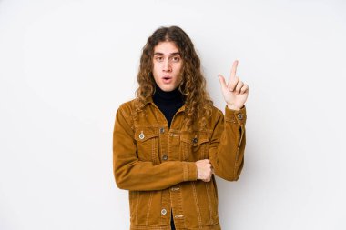 Uzun saçlı adam münzevi pozu veriyor. Harika bir fikri, yaratıcılık kavramı var..