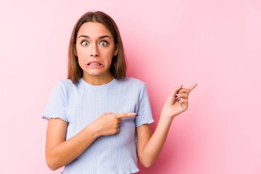 Kayak kıyafeti giyen genç beyaz bir kadın işaret parmağıyla fotokopi çekilen bir yeri işaret ederek şok oldu..