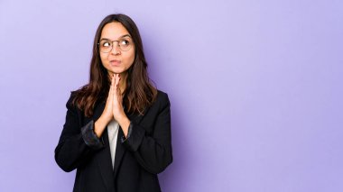 Genç, melez, Latin bir kadın. İlahi ilham arayan, kendini adamış, dindar bir kadın..