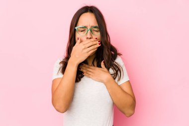 Genç, melez bir kadın. Virüs ya da enfeksiyon yüzünden boğaz ağrısı çekiyor..