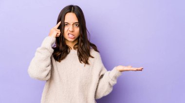 Genç, melez, İspanyol bir kadın. Karantinaya alınmış ve elinde bir ürün var..