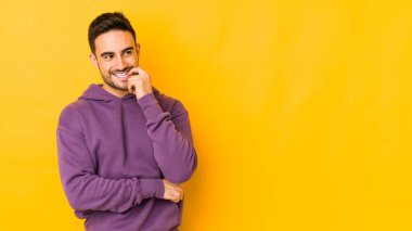 Kafkasyalı genç adam sarı fırında izole edilmiş. Rahatlamış bir şekilde bir şeyin fotokopi odasına baktığını düşünüyor..