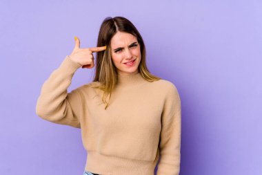 Mor arka planda izole edilmiş beyaz bir kadın işaret parmağıyla hayal kırıklığı jesti gösteriyor..