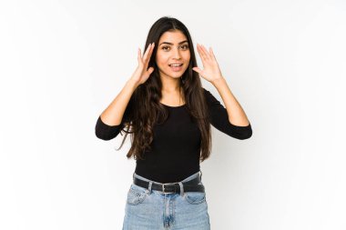 Mor arka planda izole edilmiş genç Hintli kadın hoş bir sürpriz alıyor, heyecanlı ve el kaldırıyor..