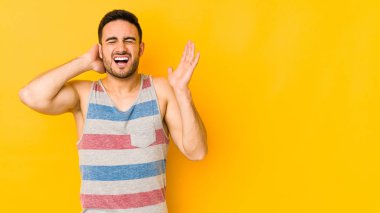 Sarı fırında izole edilmiş genç beyaz adam öfkeyle bağırıyor..