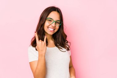 Genç melez İspanyol kadın parmaklarıyla taş hareketi yapıyor.