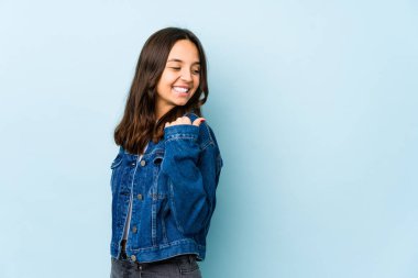 Genç, melez, İspanyol bir kadın parmak kadar uzakta, gülerek ve kaygısız bir şekilde izole edilmiş..