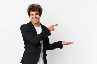 Beyaz bir arkaplan karşısında beyaz bir iş adamı. Palmiye üzerinde bir fotokopi alanı tutarken heyecanlı..