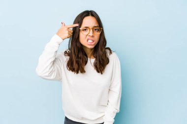 Latin kökenli genç bir kadın işaret parmağıyla hayal kırıklığı yapıyor..