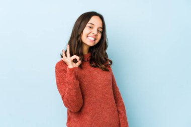 Genç, melez, İspanyol bir kadın göz açıp kapayıncaya kadar elinde iyi bir jest tutuyor..