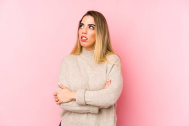 Soyutlanmış orta yaşlı bir kadın sürekli tekrarlanan bir görevden bıktı..