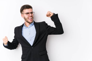 Beyaz arka planda poz veren beyaz tenli genç bir iş adamı, genç beyaz tenli bir iş adamını zaferden sonra yumrukluyor, kazanan konsept..