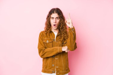 Genç, uzun saçlı, soyutlanmış bir adam. Harika bir fikri var, yaratıcılık kavramı..