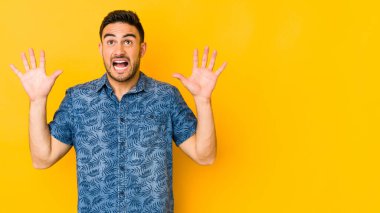 Kafkasyalı genç adam sarı fırında izole edilmiş gökyüzüne haykırıyor, yukarı bakıyor, hayal kırıklığına uğramış..