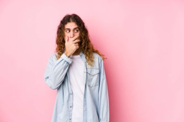 Uzun saçlı adam münzevi bir poz veriyor. Fotokopi odasına bakıyor. Ağzını eliyle kapatıyor..