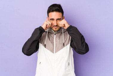 Mor arka planda yalnız kalmış, ağlayan ve sızlanan genç beyaz bir adam..