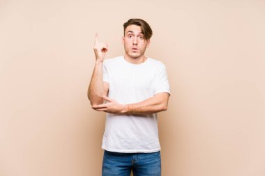 Kafkasyalı genç bir adam soyutlanmış poz veriyor. Harika bir fikri var, yaratıcılık kavramı..