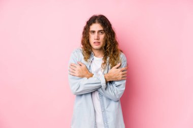 Uzun saçlı adam, düşük ateş ya da hastalık yüzünden soğumuş gibi poz veriyor..